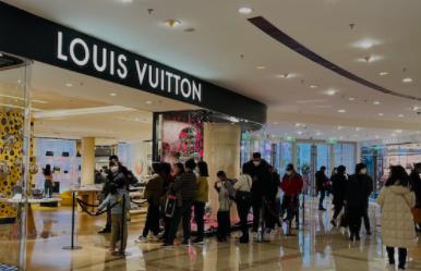 又要涨价了?LV门店排长队,代购商本月调价