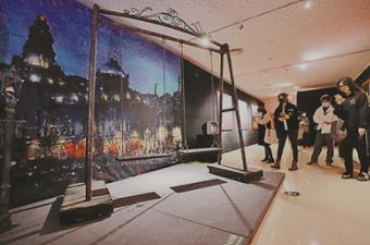 赖声川创作艺术展 落地京城 观众将“沉浸式”穿梭于经典“赖式作品”场景中