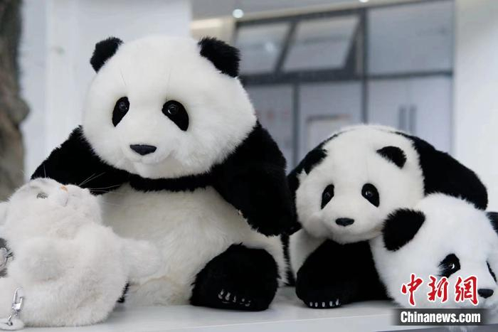 仿真熊猫玩偶热销,一只价格上千,你会买吗?