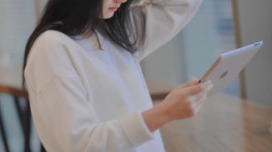 灰色裤子如何搭配上衣 灰色裤子配什么上衣