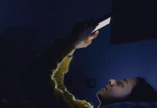 习惯性睡前玩手机、长期熬夜玩手机的危害 为什么手机是睡眠杀手?