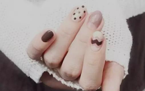 美甲色卡怎么涂 美甲色卡可以直接涂吗 美甲涂色正确方法(怎么给美甲涂色)