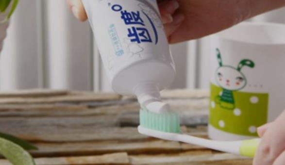牙膏尾色是白色表示什么 牙膏尾色的白色条是什么意思