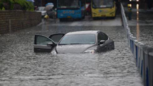 电动汽车下暴雨能开吗 暴雨天开电动汽车安全吗