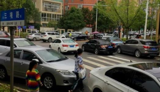 停私家车位被锁车算违法么,车不让进小区能报警吗