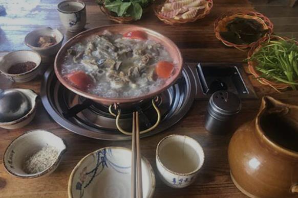丽江古城特色小吃推荐-腊排骨火锅