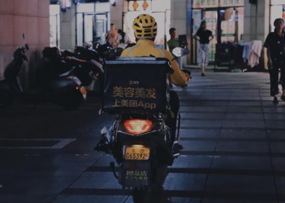 “不夜城”频出圈点燃县城新活力,平台搜索热度上涨超208%