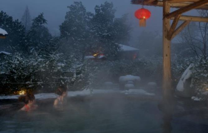 泡温泉要注意什么 泡温泉穿什么