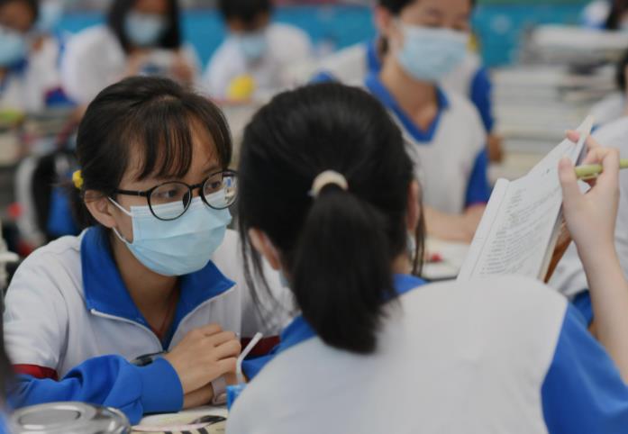 高考时是在自己学校考还是去别的学校考